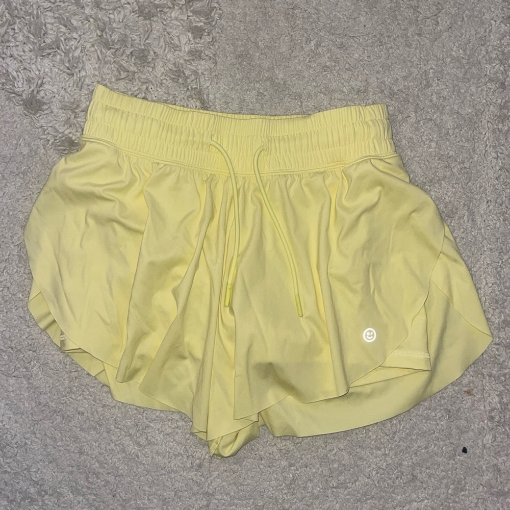 FLUTTER SHORTS- Hollister Gilly highs butter yellow shorts
